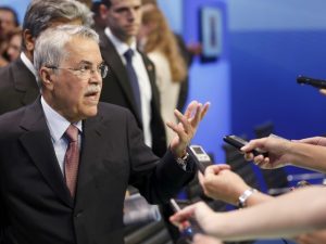Saudi Arabian Oil Minister Ali al-Naimi talks to journalists during the OPEC seminar ahead of an OPEC meeting in Vienna, Austria, June 3, 2015.  REUTERS/Leonhard Foeger