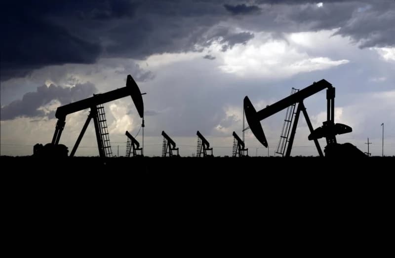 النفط يهبط ويتجه نحو مكاسب أسبوعية  بنسبة 12 %