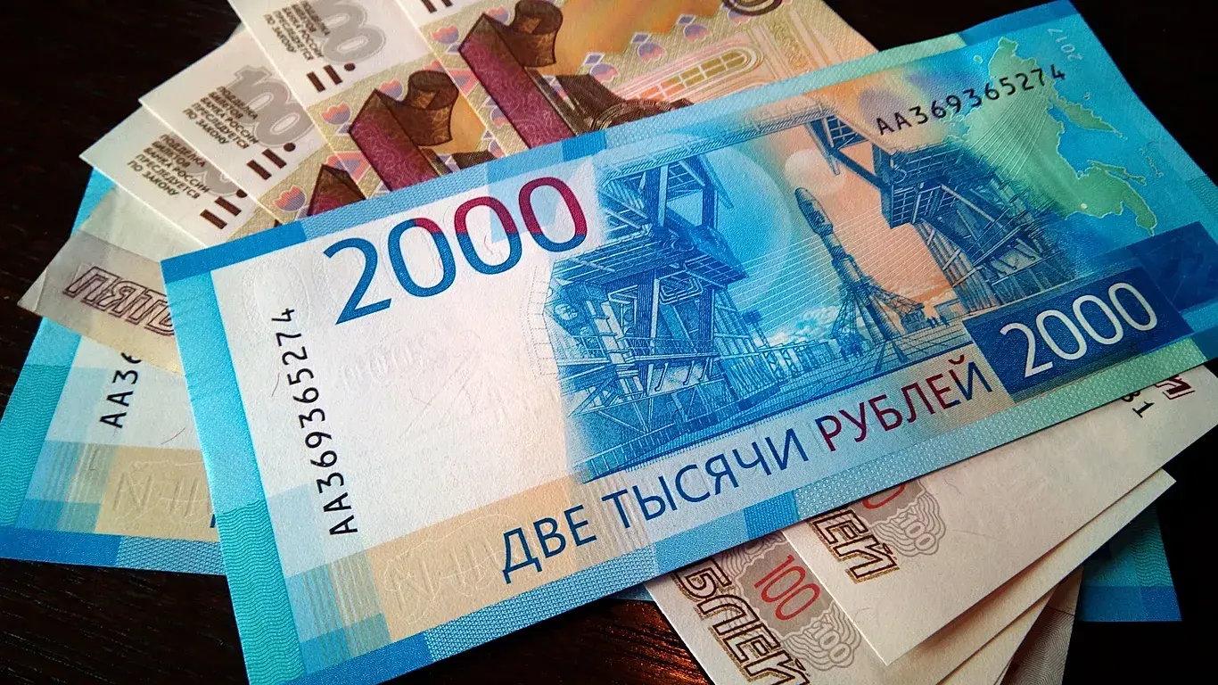 البنك المركزي الروسي يرفع سعر صرف الروبل أمام العملات الرئيسة
