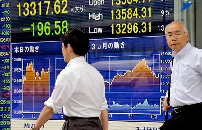 Japanese stocks closed mixed as tech shares rose and yen weakened