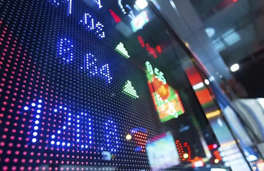 European stocks fall, weighed down by declines in technology sector shares